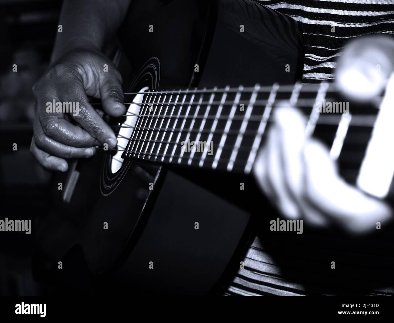 Strimpellando il dito, cantando la canzone in bianco e nero classico Foto Stock