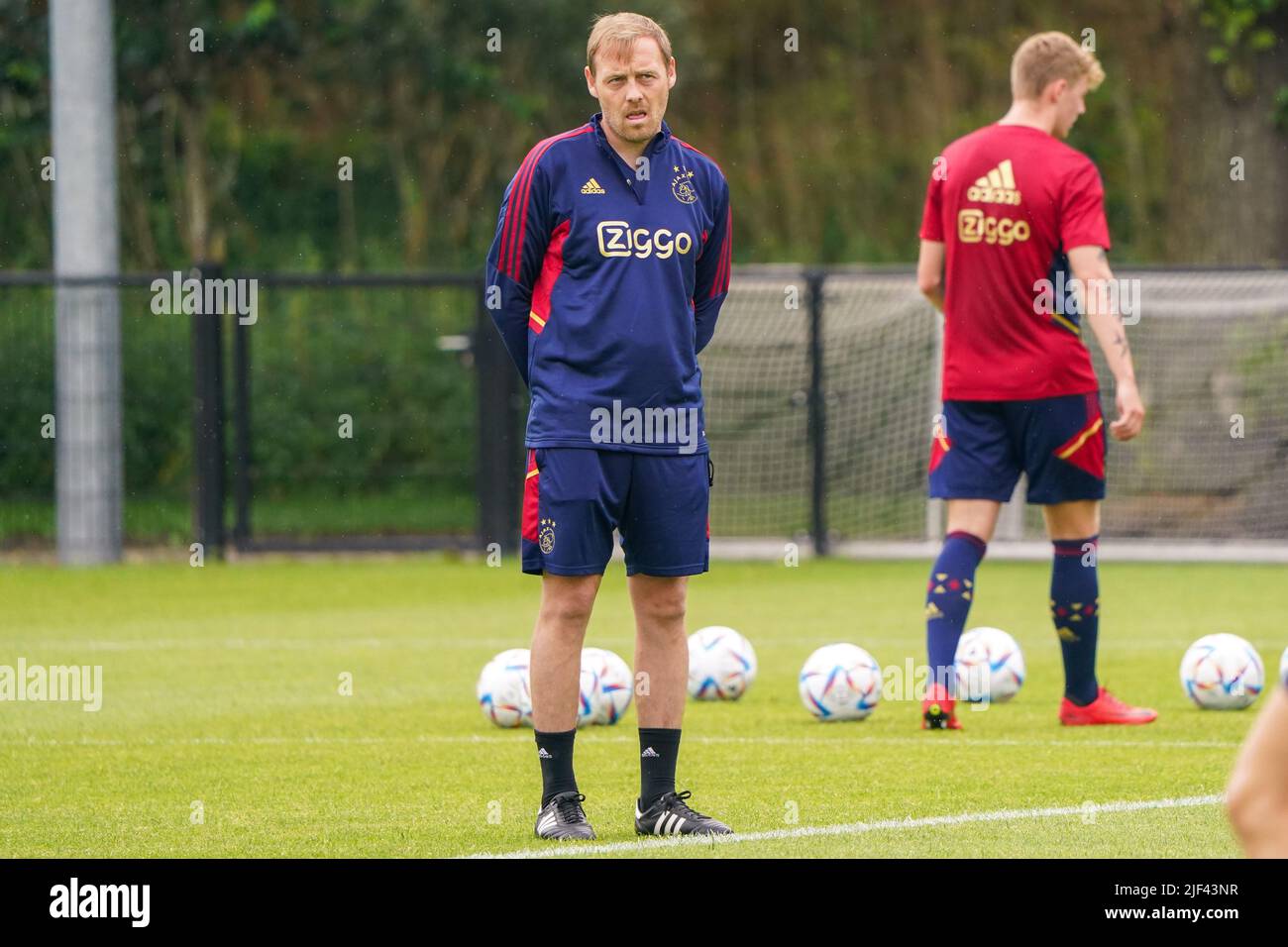 AMSTERDAM, PAESI BASSI - 24 GIUGNO: Richard Witschge di Ajax durante la prima stagione di allenamento 2022/2023 di Ajax allo sportpark De Toekomst il 24 giugno 2022 ad Amsterdam, Paesi Bassi. (Foto di Joris Verwijst/Orange Pictures) Foto Stock