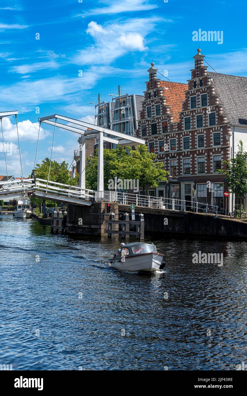 Sul lato del canale che vive nella bella città di Haarlem, ad ovest di Amsterdam nei Paesi Bassi. Foto Stock