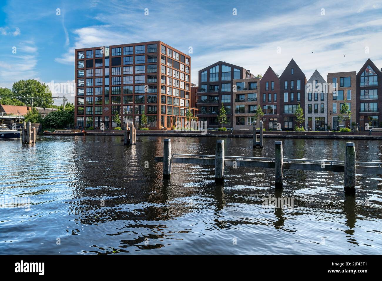 Sul lato del canale che vive nella bella città di Haarlem, ad ovest di Amsterdam nei Paesi Bassi. Foto Stock