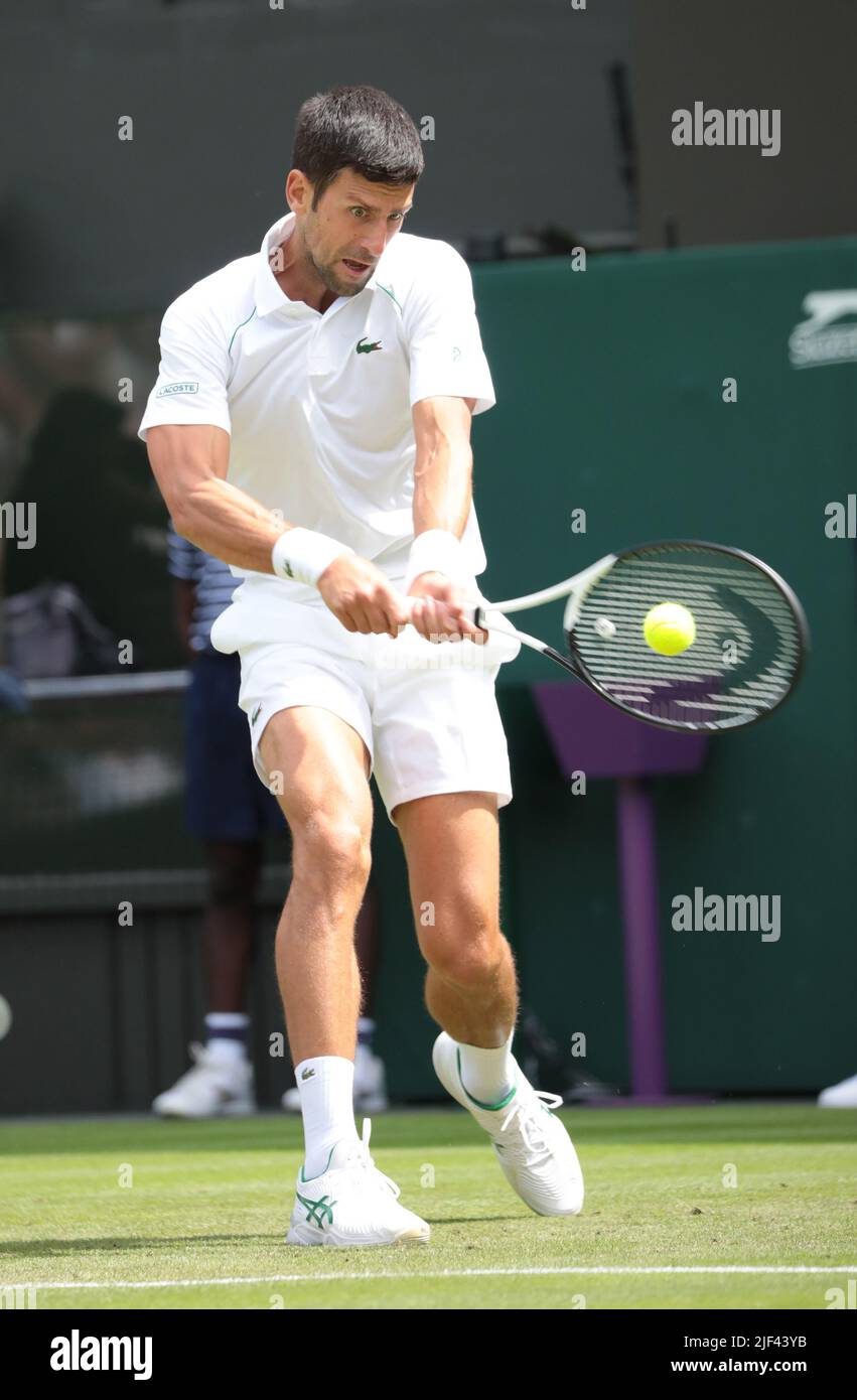 Londra, Regno Unito. 29th giugno 2022. Il serbo Novak Djokovic in azione contro l'australiano Thanasi Kokkinakis il terzo giorno dei campionati Wimbledon 2022 a Londra mercoledì 29 giugno 2022. Foto di Hugo Philpott/UPI Credit: UPI/Alamy Live News Foto Stock