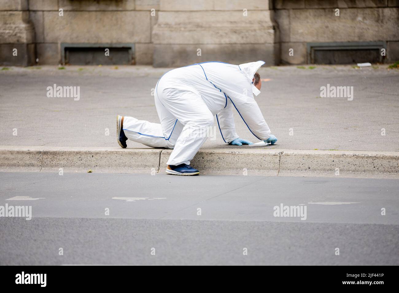 Berlino, Germania. 29th giugno 2022. Un funzionario legale è in servizio presso una filiale Postbank a Uhlandstraße durante un'operazione di polizia nel distretto di Wilmersdorf. Lì è stata attaccata una macchina blindata. Presumibilmente, quattro persone sono state ferite, un portavoce della polizia ha detto alla Deutsche Presse-Agentur. Gli autori sono in corsa. Credit: Christoph Soeder/dpa/Alamy Live News Foto Stock