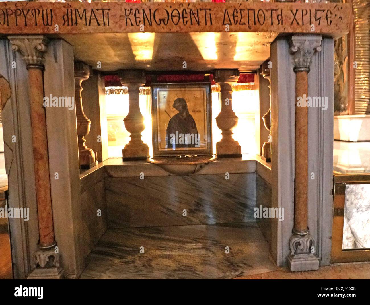 L'altare della Crocifissione presso la Chiesa del Santo Sepolcro a Gerusalemme. La Rocca del Calvario è vista racchiusa in vetro. Fotografia di Dennis Br Foto Stock