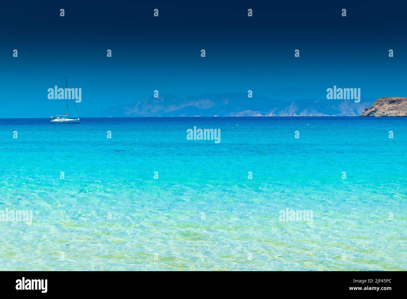 Incredibile acqua cristallina della spiaggia di Manganari, Isola di iOS, Grecia Foto Stock