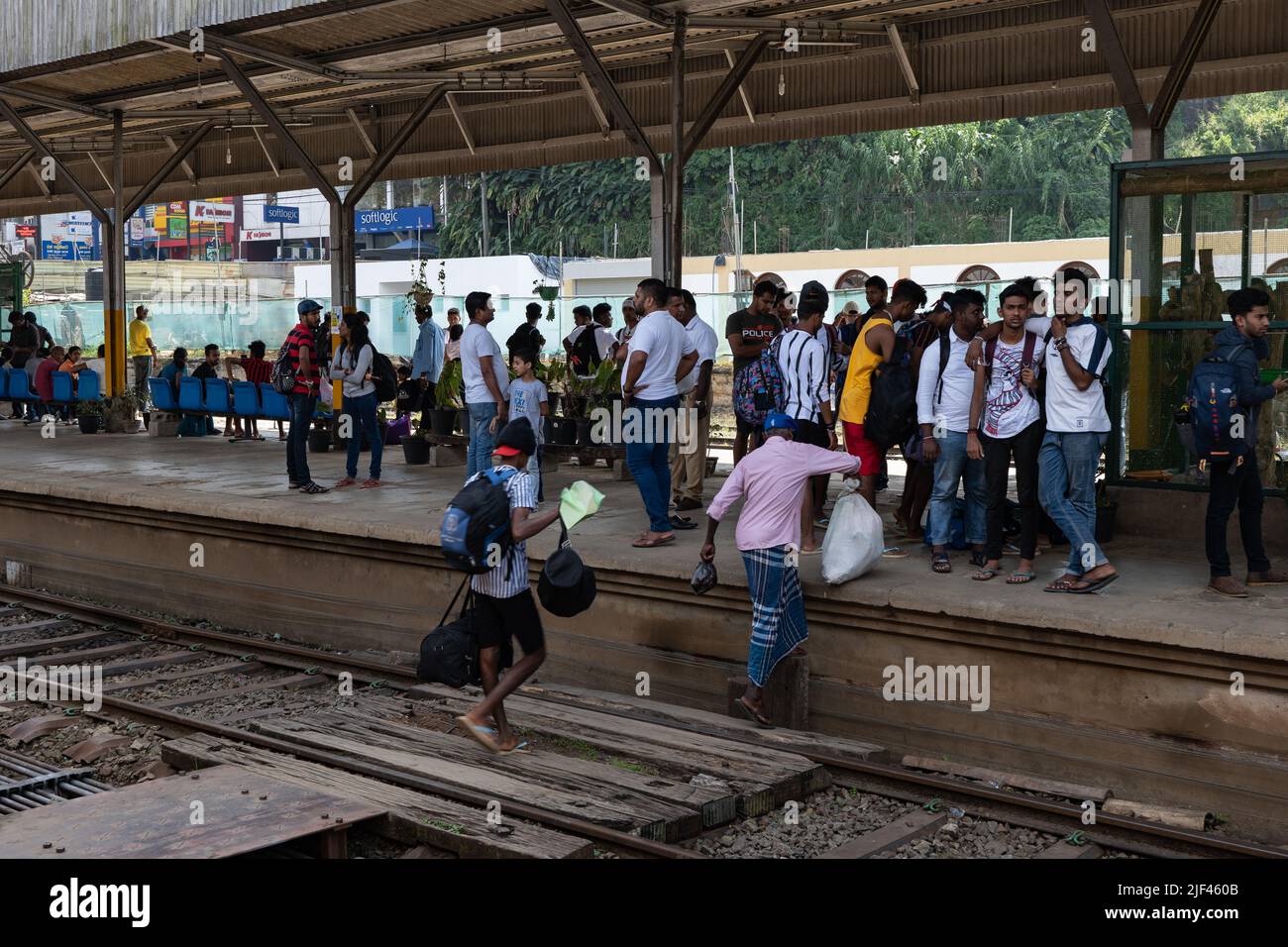 Hatton Station, stazione ferroviaria sulla linea ferroviaria principale (Colombo-Badulla) in Sri Lanka. Persone in attesa del treno Foto Stock