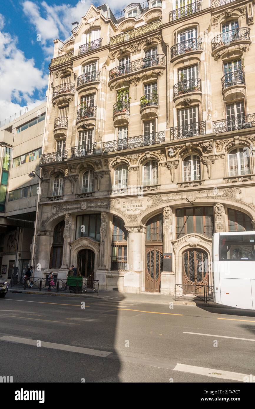 Facciata in stile Art Nouveau dell'ex Sindacato francese della drogheria al 12 di Rue du Renard nel 4° arrondissement di Parigi, Francia. Foto Stock