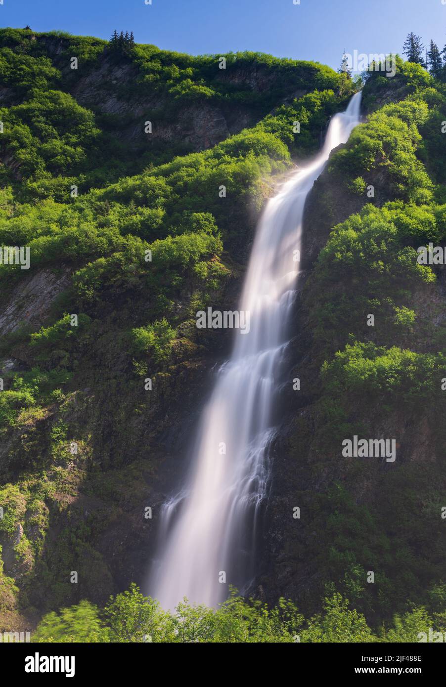 Bridal Veil Falls giù le scogliere del Keystone Canyon fuori Valdez in Alaska Foto Stock