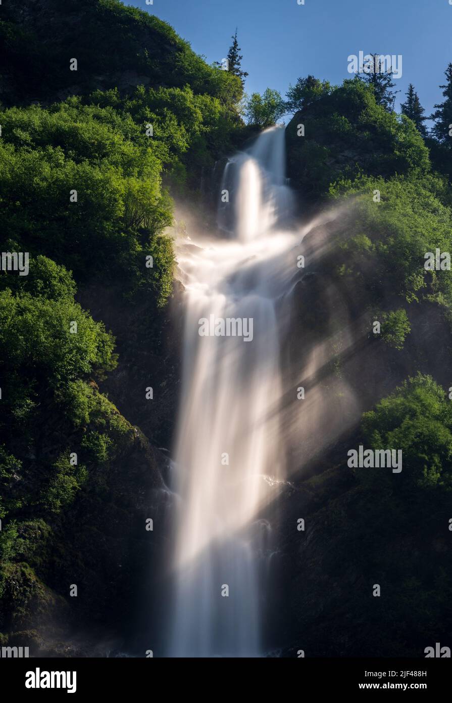 Bridal Veil Falls giù le scogliere del Keystone Canyon fuori Valdez in Alaska Foto Stock