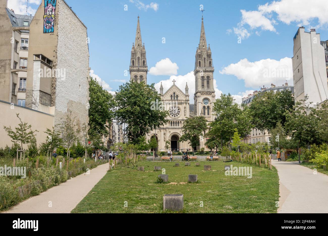Jardin Truillot, parco cittadino nel 11th circondario di Parigi, con la chiesa di Saint-Ambroise, Jardin Truillot, Parigi, Francia. Foto Stock