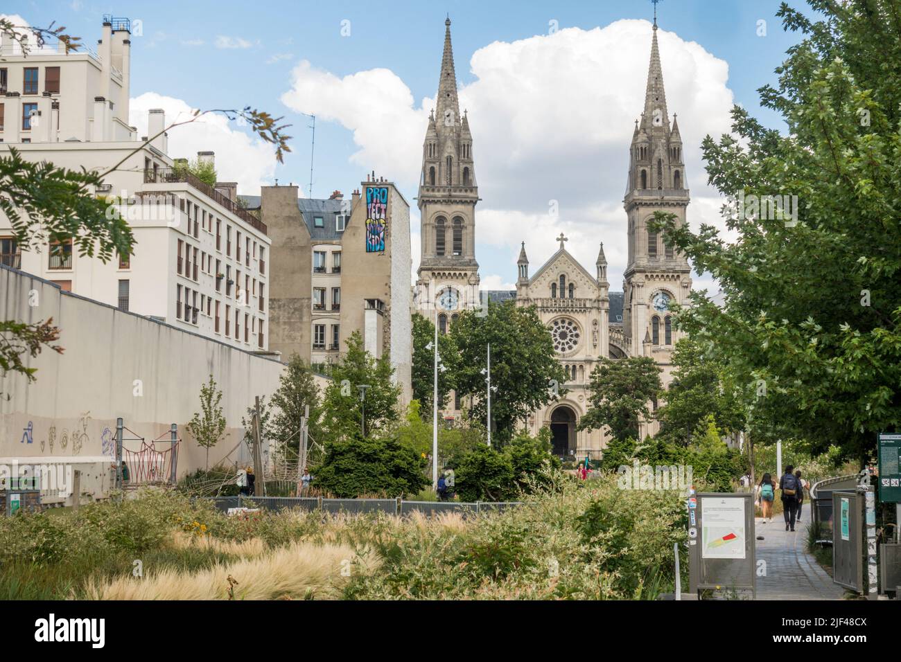 Jardin Truillot, parco cittadino nel 11th circondario di Parigi, con la chiesa di Saint-Ambroise, Jardin Truillot, Parigi, Francia. Foto Stock