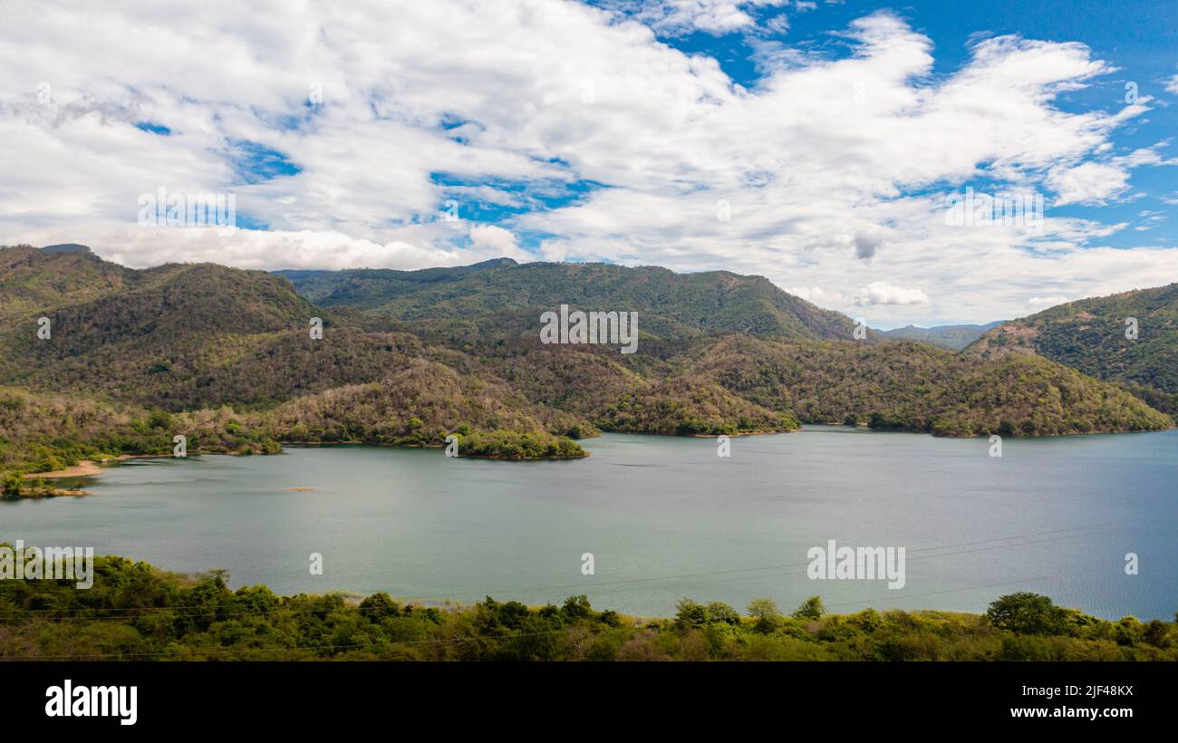 Lago tra le montagne coperte di foresta tropicale. Randenigala Reservoir, Sri Lanka. Foto Stock