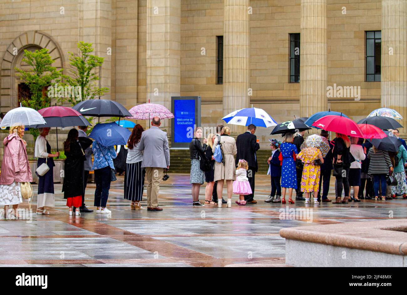 Dundee, Tayside, Scozia, Regno Unito. 29th giugno 2022. Meteo Regno Unito. La combinazione di sfarinati imprevisti e forti e umidità ha fatto sì che le temperature in alcune zone della Scozia nord-orientale superavano i 17°C. Gli studenti della Dundee University e le loro famiglie in occasione del giorno delle lauree vengono presi in guardia da pesanti docce sparse mentre si riuniscono presso la City Square e Caird Hall nel centro di Dundee. Credit: Dundee Photographics/Alamy Live News Foto Stock