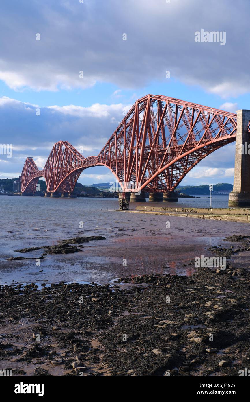 Forth Bridge, un ponte ferroviario tardo vittoriano sul Firth of Forth, Scozia, ora patrimonio dell'umanità Foto Stock