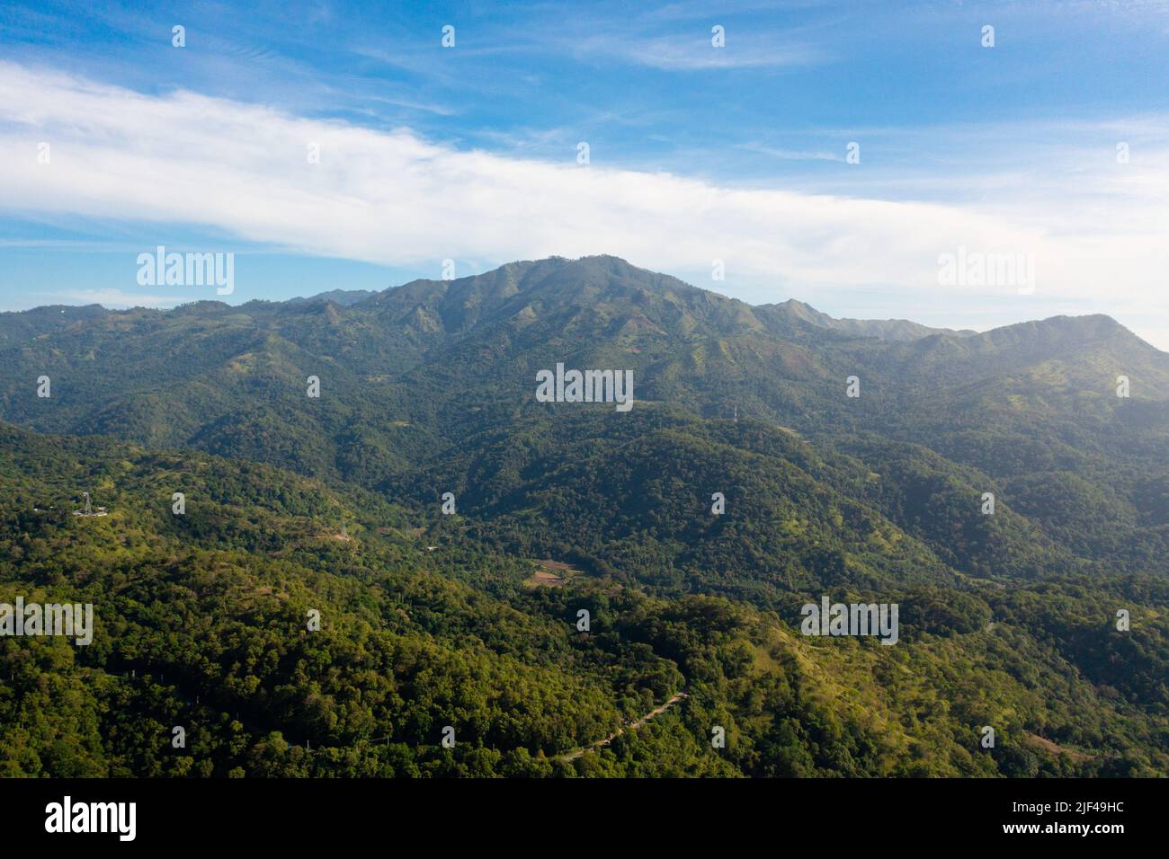 Drone aereo di montagne ricoperte di foresta e giungla nella torbidità del mattino. Sri Lanka. Foto Stock