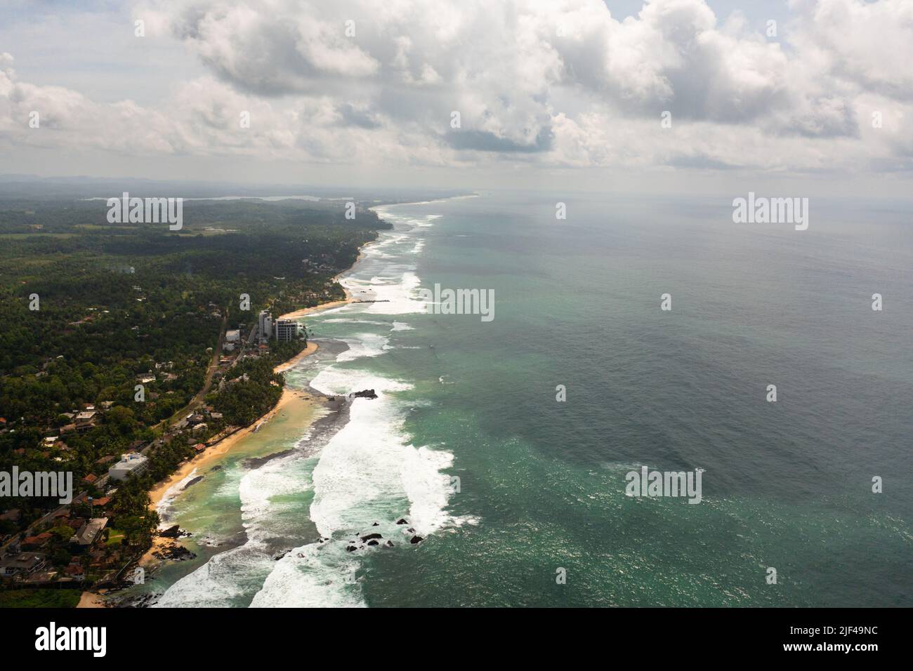 La costa con spiagge e alberghi. Località turistica. Unawatuna, Sri Lanka. Foto Stock