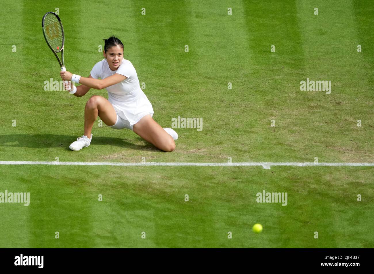 Emma Raducanu in azione contro Caroline Garcia il terzo giorno dei Campionati Wimbledon 2022 all'All England Lawn Tennis and Croquet Club, Wimbledon. Data foto: Mercoledì 29 giugno 2022. Foto Stock