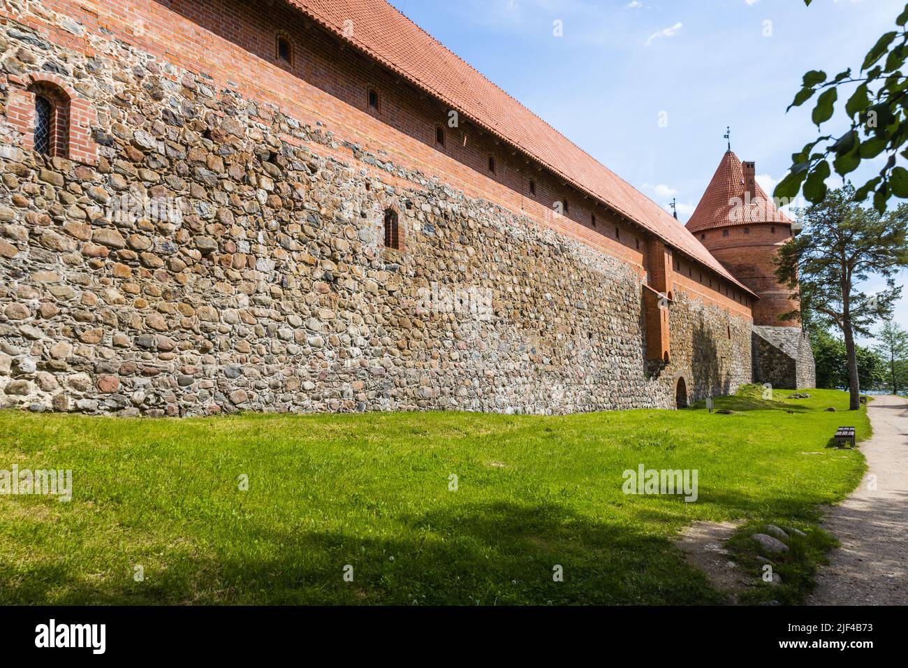 Muro di difesa e torre del Castello Trakai. Trakai, Lituania, 10 giugno 2022 Foto Stock Muro di difesa e torre del Castello Trakai. Trakai, Lituania, 10 giugno 2022 Foto Stock