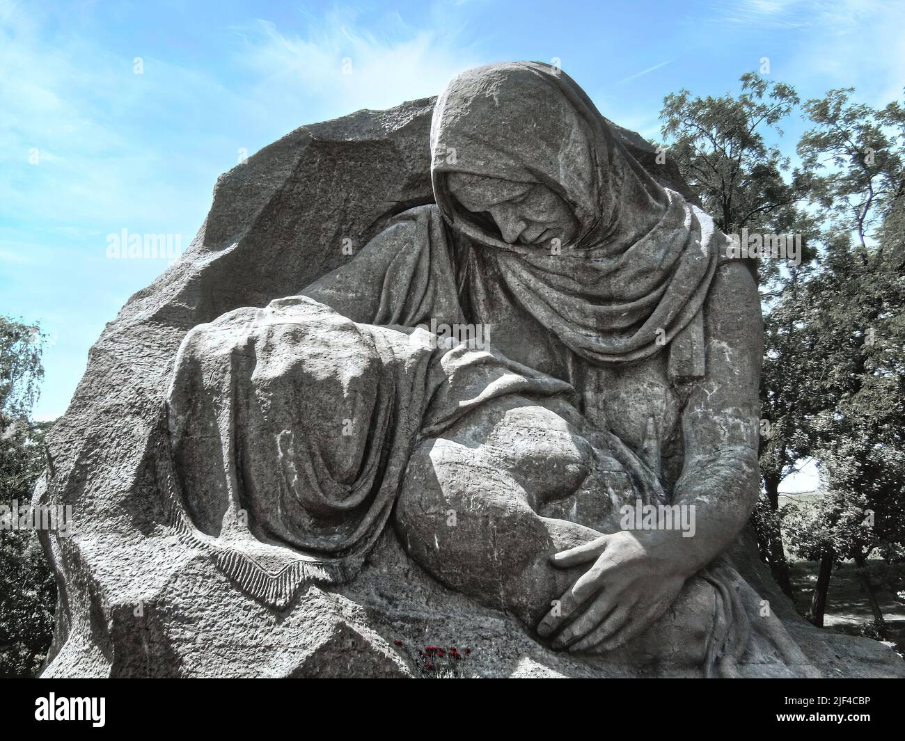 Mamaev Kurgan è una collina che ospita un monumento commemorativo per celebrare la battaglia di Stalingrad famosa per la statua, 85 metri di altezza calledThe Motherland calls Foto Stock