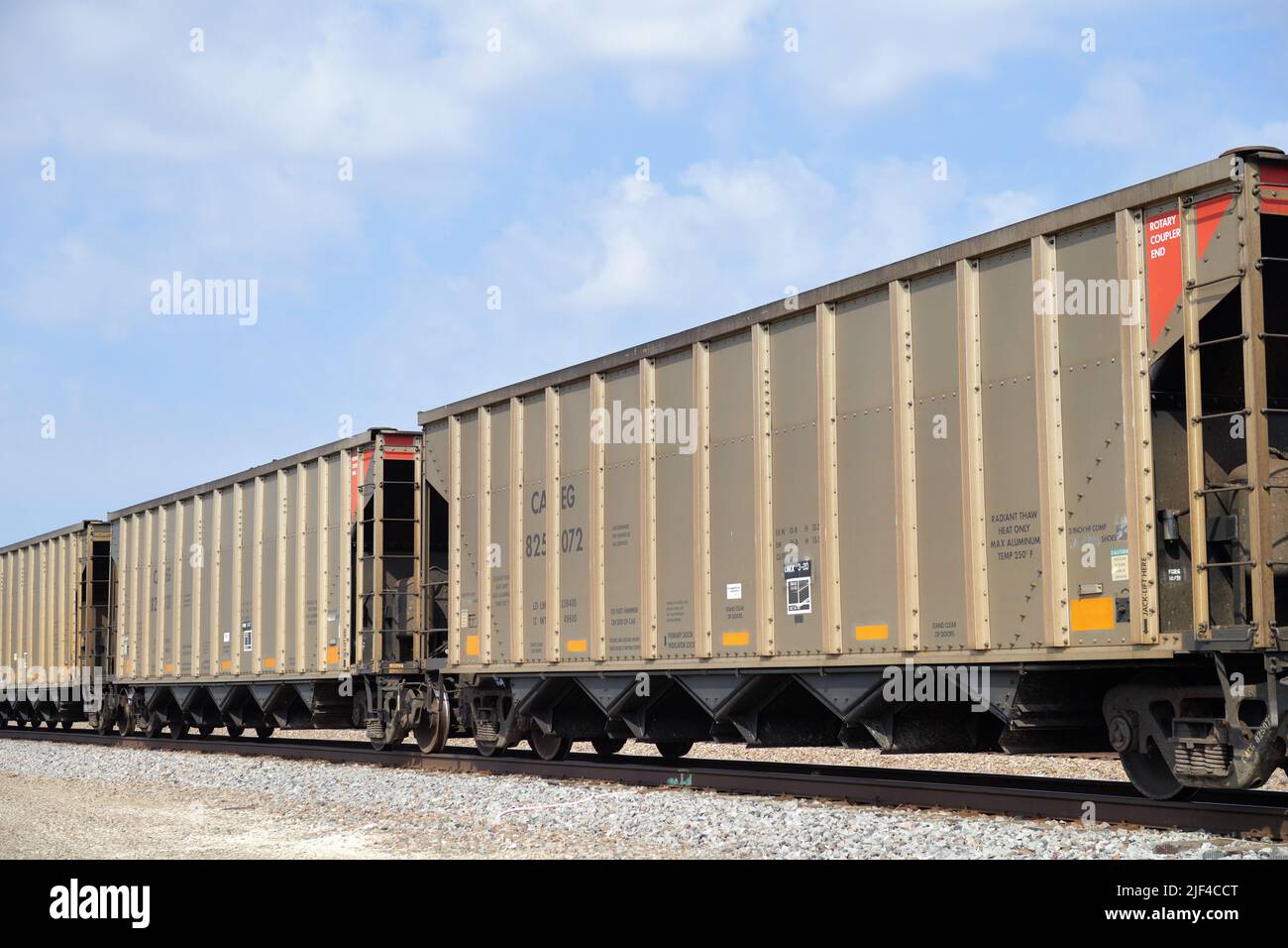 Kirkwood, Illinois, Stati Uniti. Un treno a carbone Burlington Northern Santa Fe che passa attraverso l'Illinois nordoccidentale in direzione est verso Galesburg e Chicago. Foto Stock