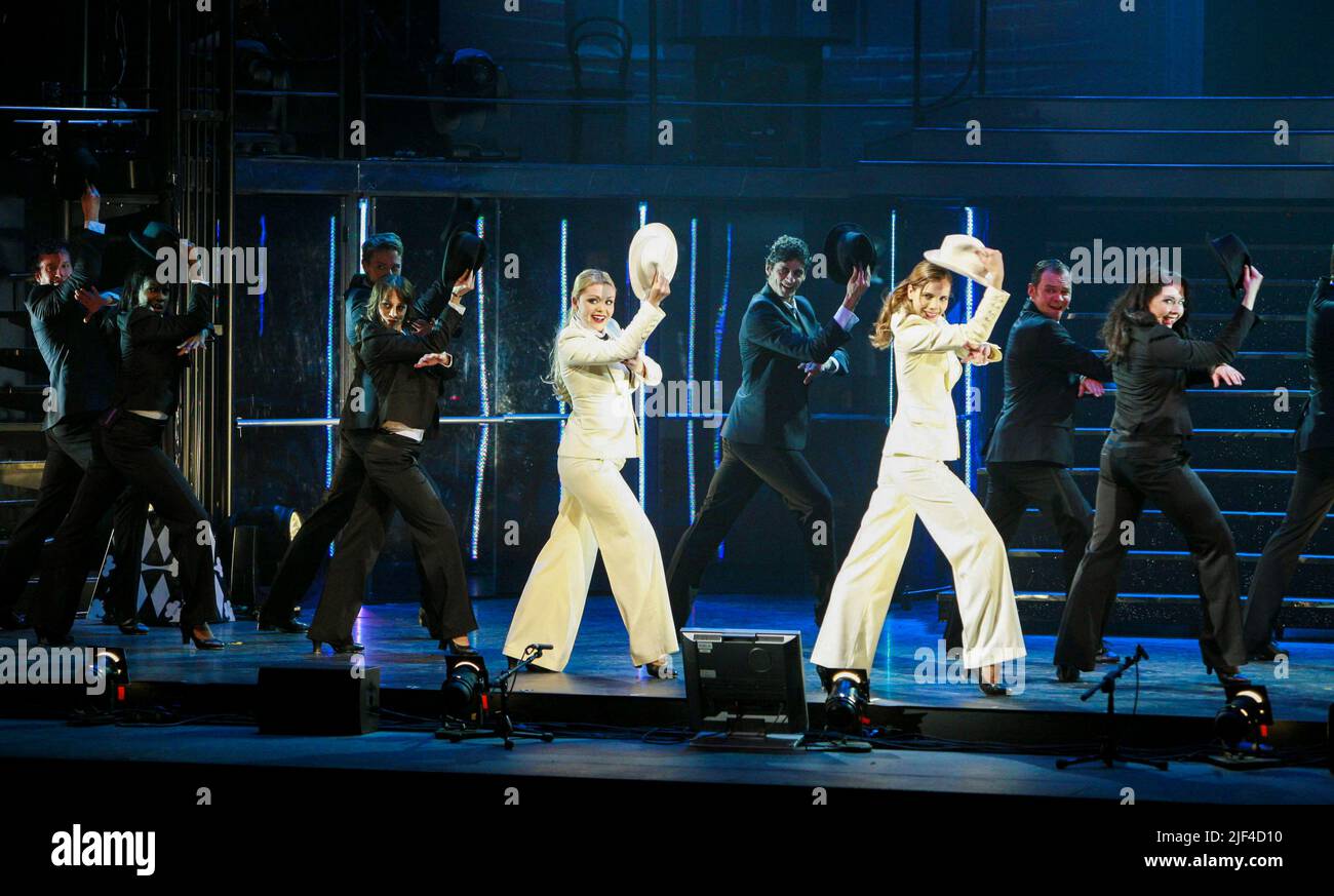 l-r: Katherine Jenkins, Darcey Bussell in viva LA DIVA al Teatro Lirico, The Lowry, Salford Quays, Salford Inghilterra 27/11/2007 diretto e coreografato da Kim Gavin Foto Stock