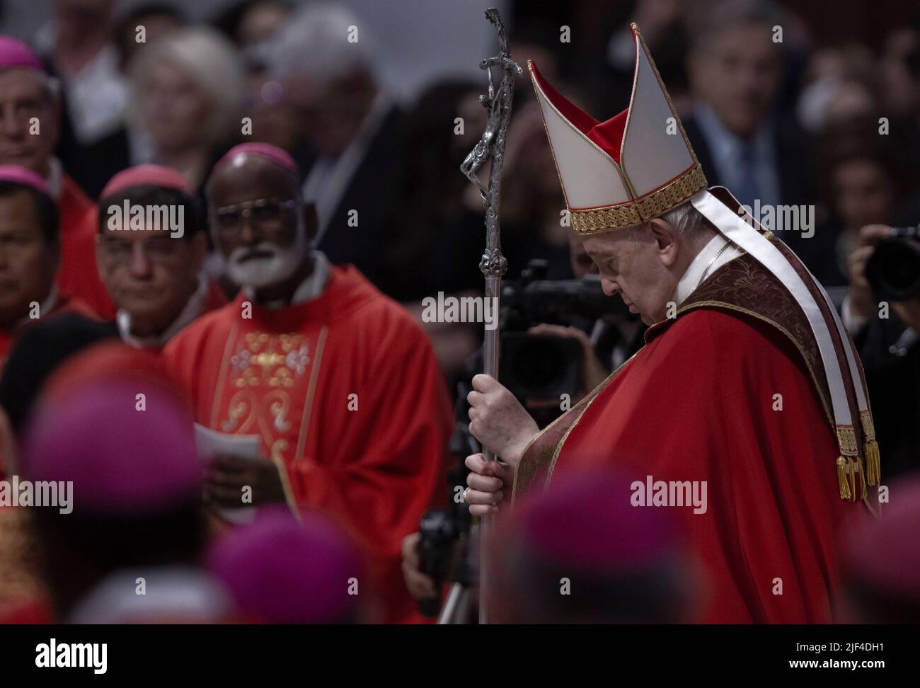 Città del Vaticano, Vaticano,. 29 giugno 2022. Papa Francesco celebra una Messa nella solennità dei Santi Pietro e Paolo, nella Basilica di San Pietro. Credit: Maria Grazia Picciarella/Alamy Live News Foto Stock