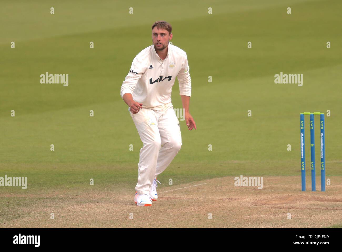 29 giugno 2022. Londra, Regno Unito. Will Jacks bowling come Surrey prendere Kent nel campionato della contea al Kia Oval, giorno quattro. David Rowe/Alamy Live News Foto Stock