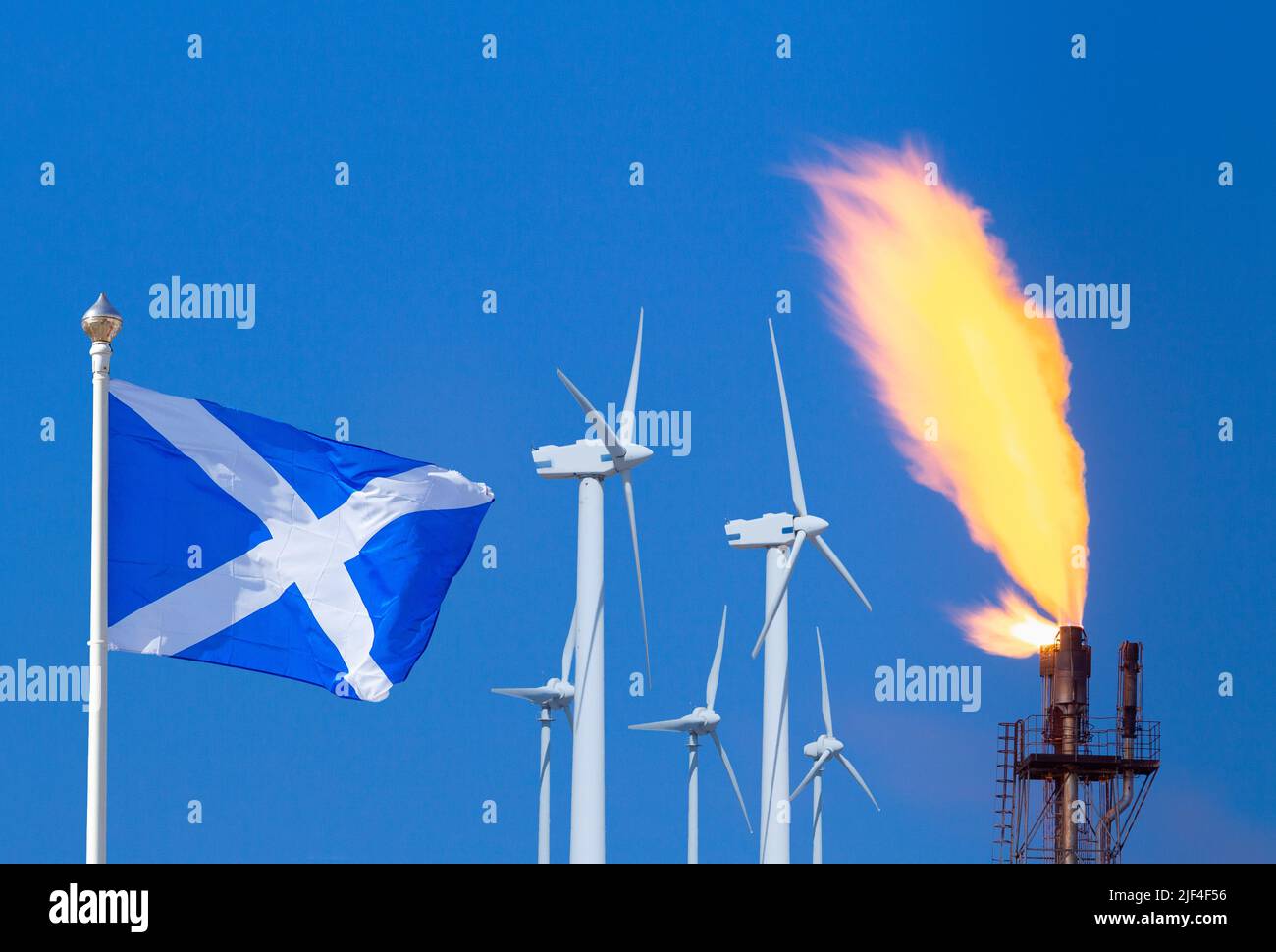 Bandiera della Scozia con turbine eoliche e camino a gas. Energia pulita rinnovabile, combustibili fossili, gas del Mare del Nord, indipendenza... concetto Foto Stock