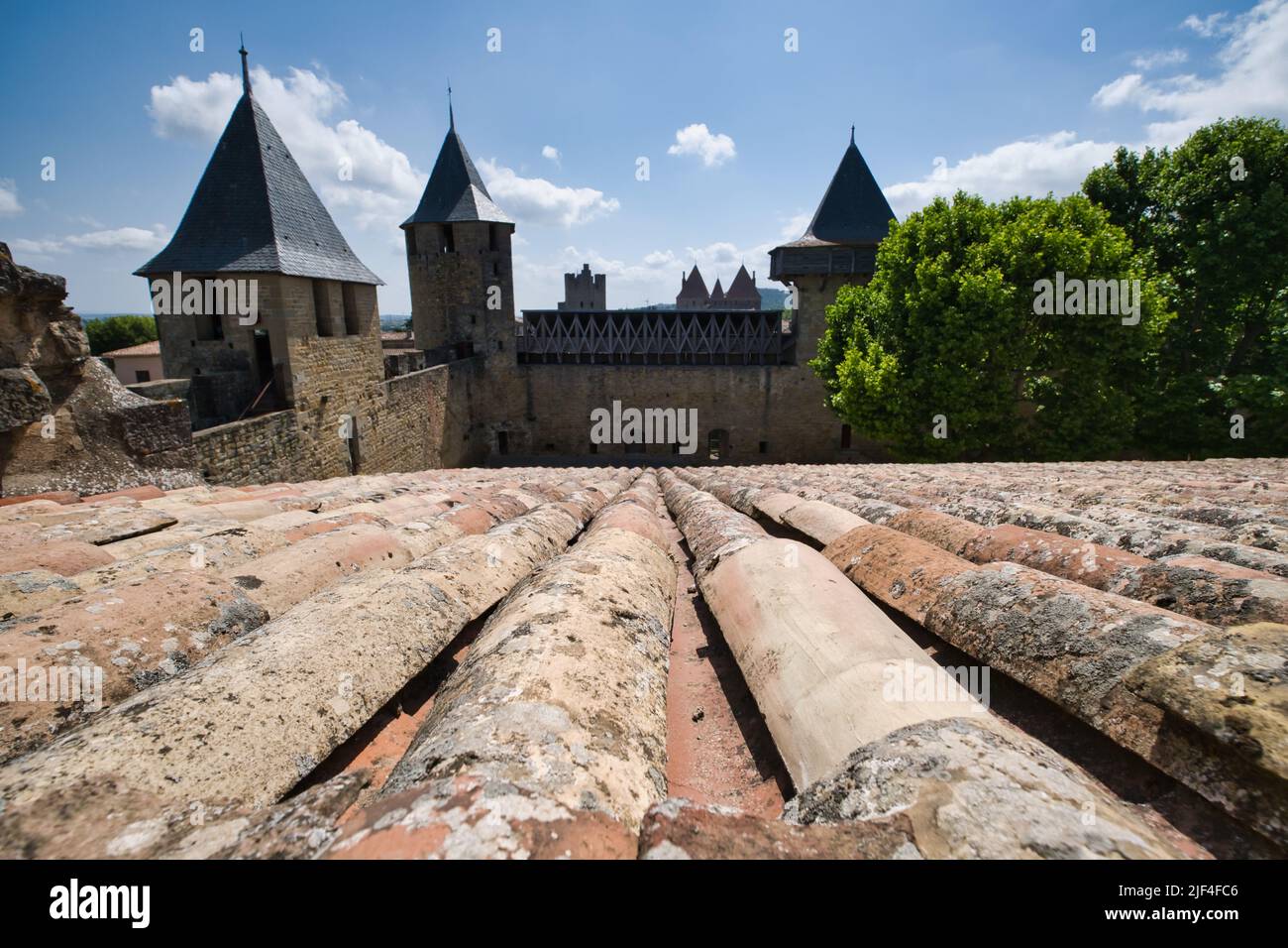 Vista dal tetto delle torri del castello all'interno della cité de Carcassonne Foto Stock