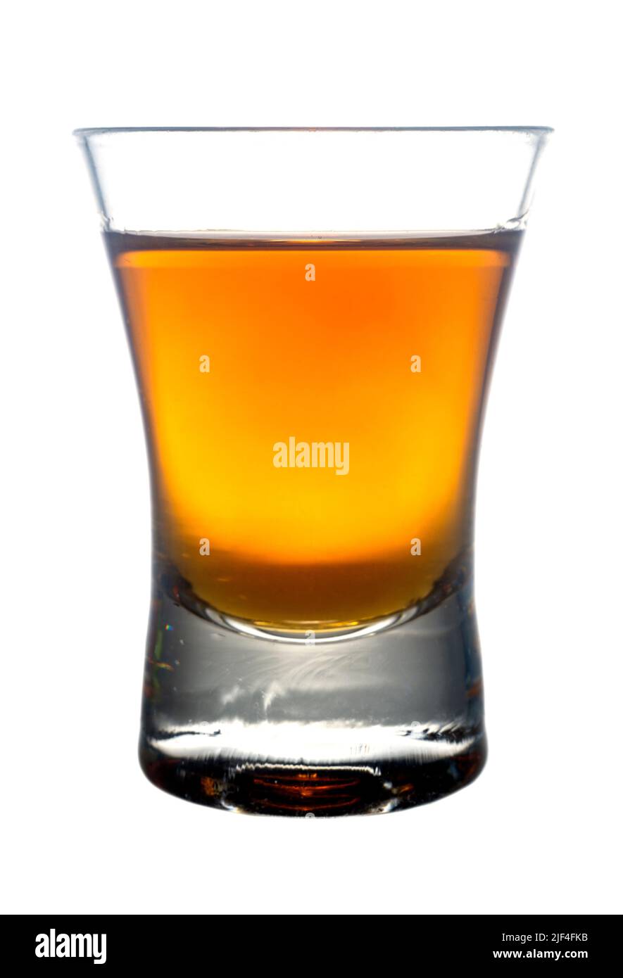 Bicchiere da cocktail con brandy o whiskey - piccolo scatto. Isolato su sfondo bianco. Foto Stock