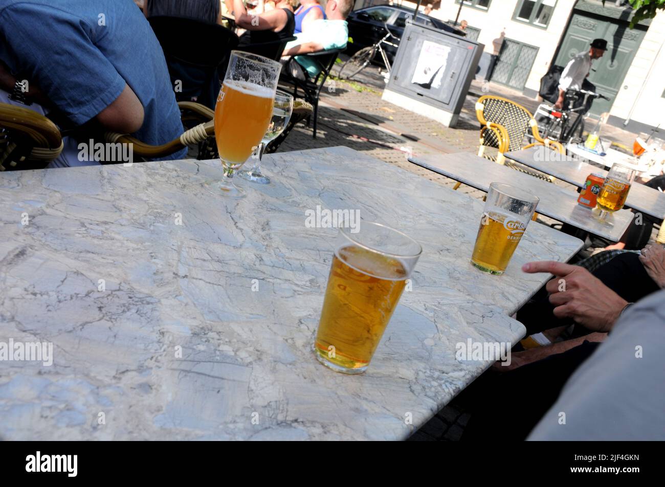 Copenaghen /Danimarca/29 Giugno 2022/Tour de France i motociclisti sono arrivati nella capitale danese e nella roputa in Tour de France sgtrt il 1 luglio 2022 e i fanatici e i teloni godono di una giornata con gli uomini sportivi e gli appassionati di sport cibo e bevande e tenere fresco tempo estivo.(Photo..Francis Dean / Dean Pictures. Foto Stock