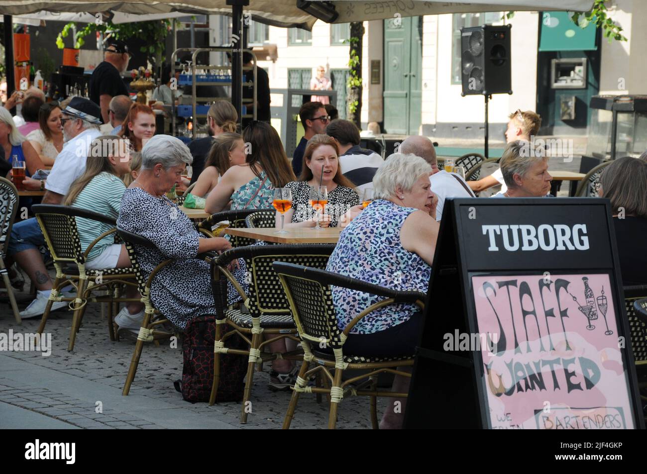 Copenaghen /Danimarca/29 Giugno 2022/Tour de France i motociclisti sono arrivati nella capitale danese e nella roputa in Tour de France sgtrt il 1 luglio 2022 e i fanatici e i teloni godono di una giornata con gli uomini sportivi e gli appassionati di sport cibo e bevande e tenere fresco tempo estivo.(Photo..Francis Dean / Dean Pictures. Foto Stock