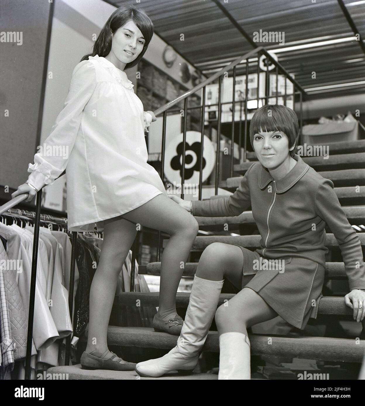 MARY QUAN7 stilista inglese al suo bazar boutique di Knightsbridge nel 1967 con il vincitore di un concorso di riviste per adolescenti olandesi. Foto Stock