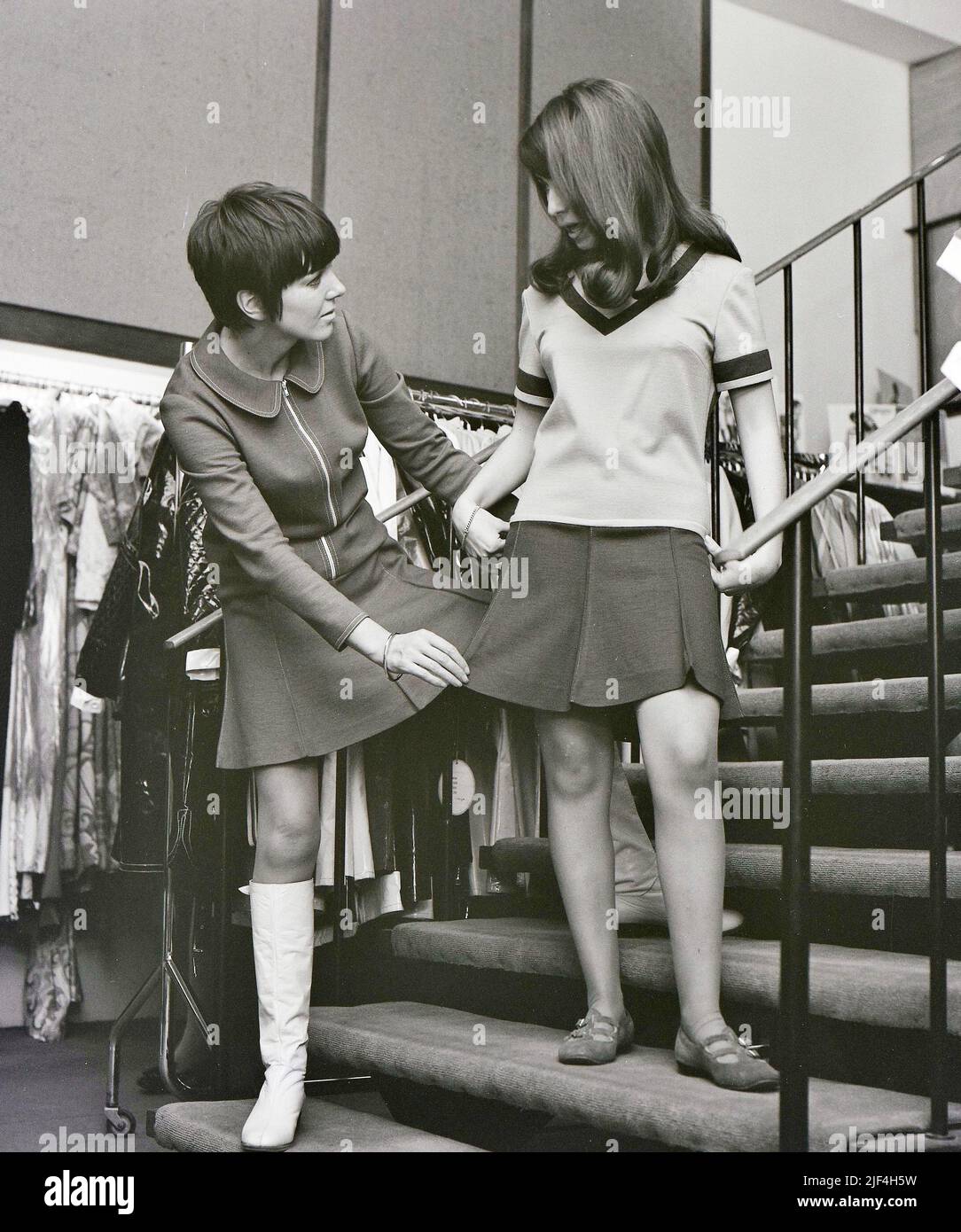 MARY QUANT - stilista britannica presso il suo Bazaar boutique di Knightsbridge nel 1967, vincitrice di un concorso per riviste olandesi per adolescenti. Foto: Tony bGale Foto Stock