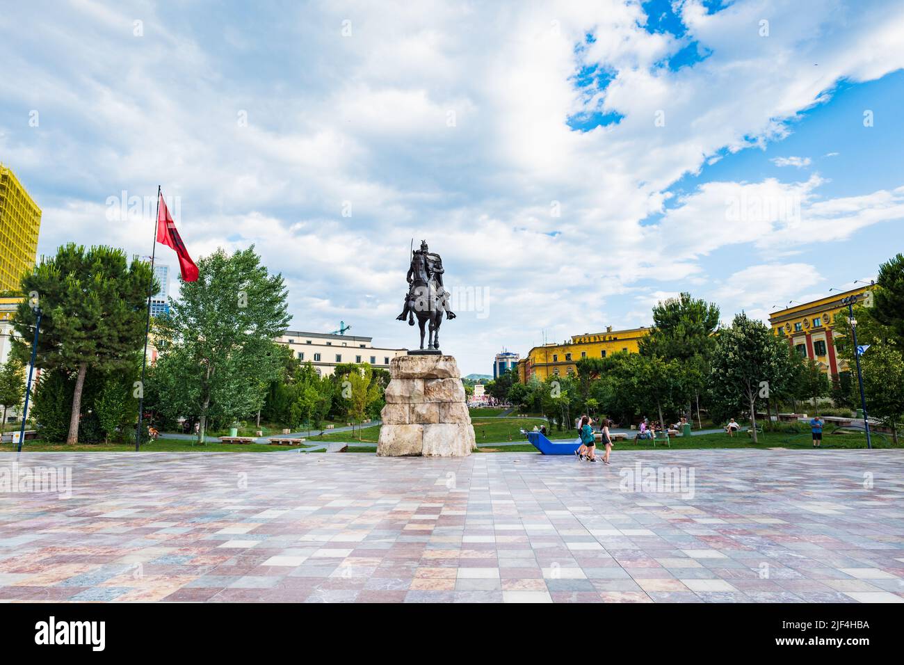 Tirana, Albania - Giugno 2022: Piazza Skanderbeg monumento statua Skanderbeg nel centro di Tirana, la capitale dell'Albania. Foto Stock