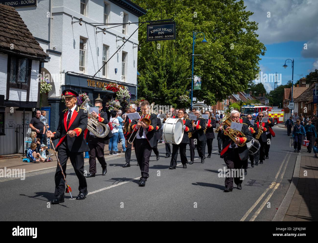 Una tradizionale banda di ottone si sposa attraverso Billingshurst nel West Sussex, Regno Unito. Hanno partecipato al tradizionale Billingshurst Show annuale. Foto Stock