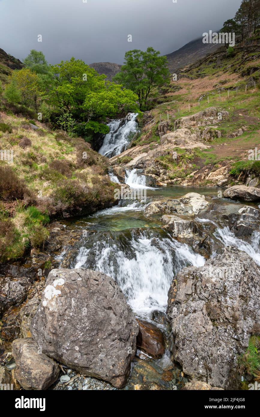 Cascate accanto al Watkin Path in CWM Llan, Snowdonia National Park, Galles del Nord. Foto Stock