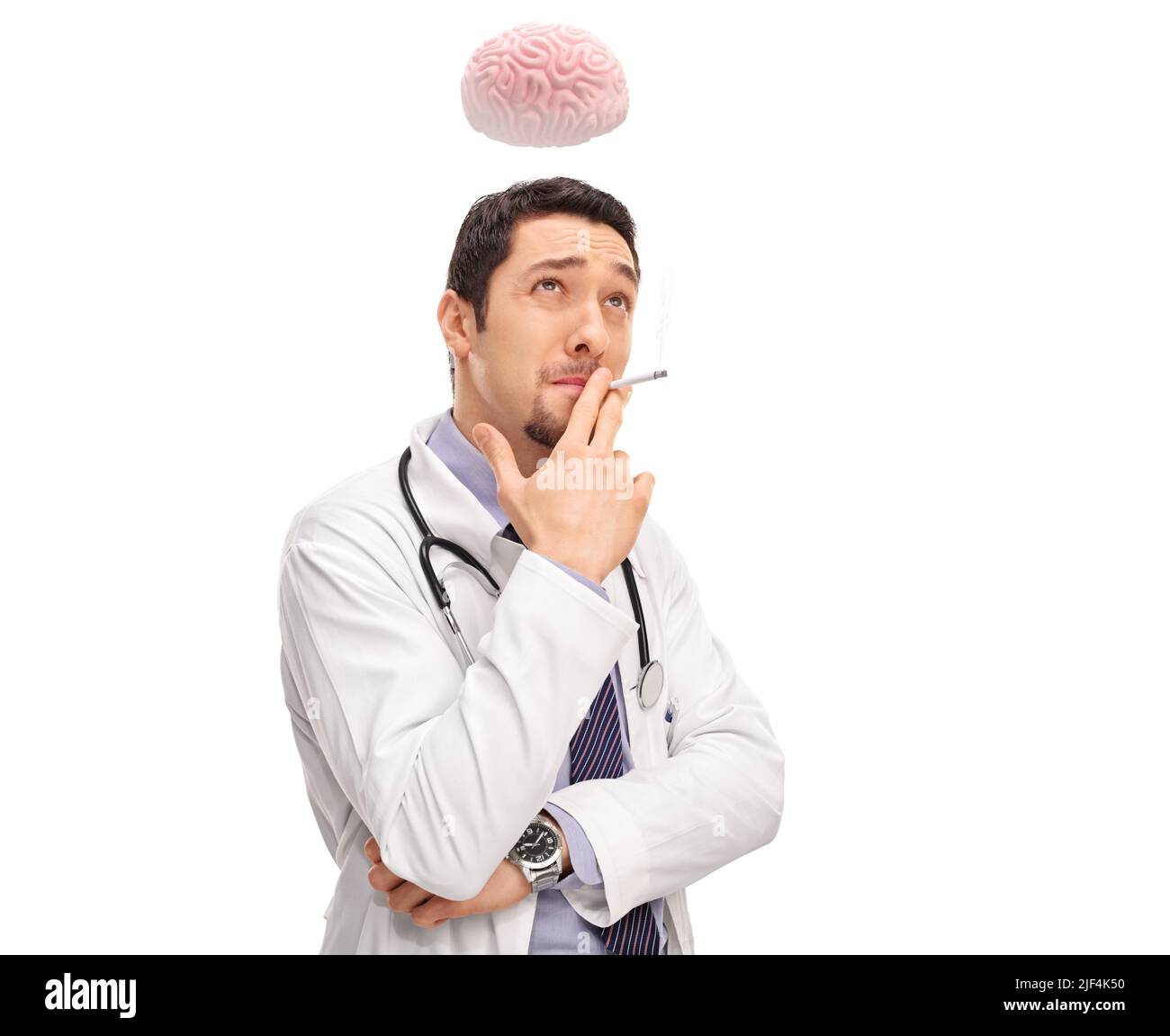 Medico pensivo che fuma una sigaretta e guarda in su con il cervello sopra la sua testa isolato su sfondo bianco Foto Stock