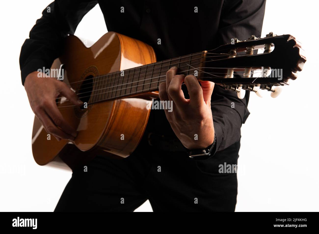 La chitarra classica isolata e il chitarrista si avvicinano a una messa a punto ravvicinata su sfondo bianco. Foto Stock