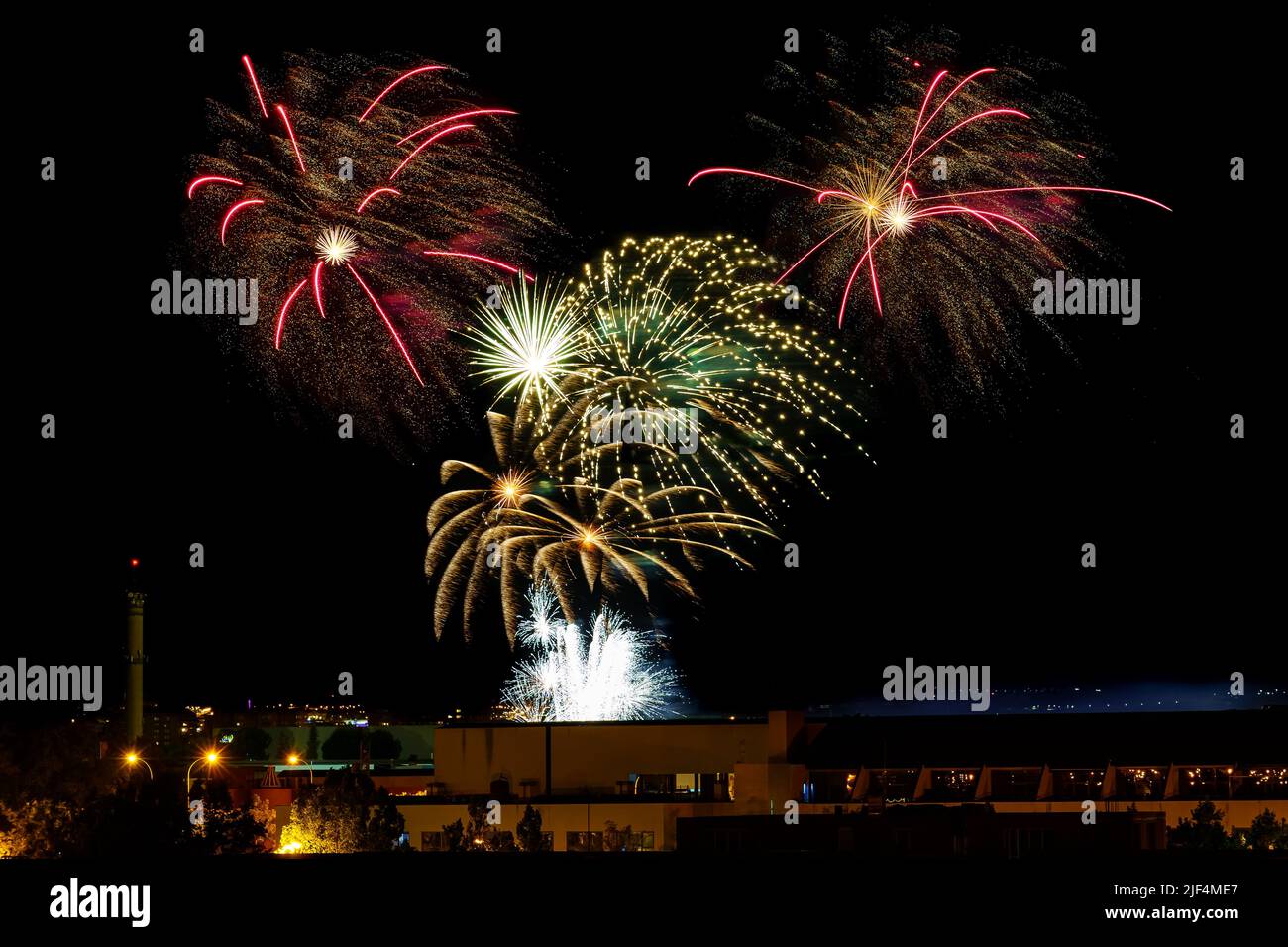 Fuochi d'artificio alle feste della città di notte. Foto Stock
