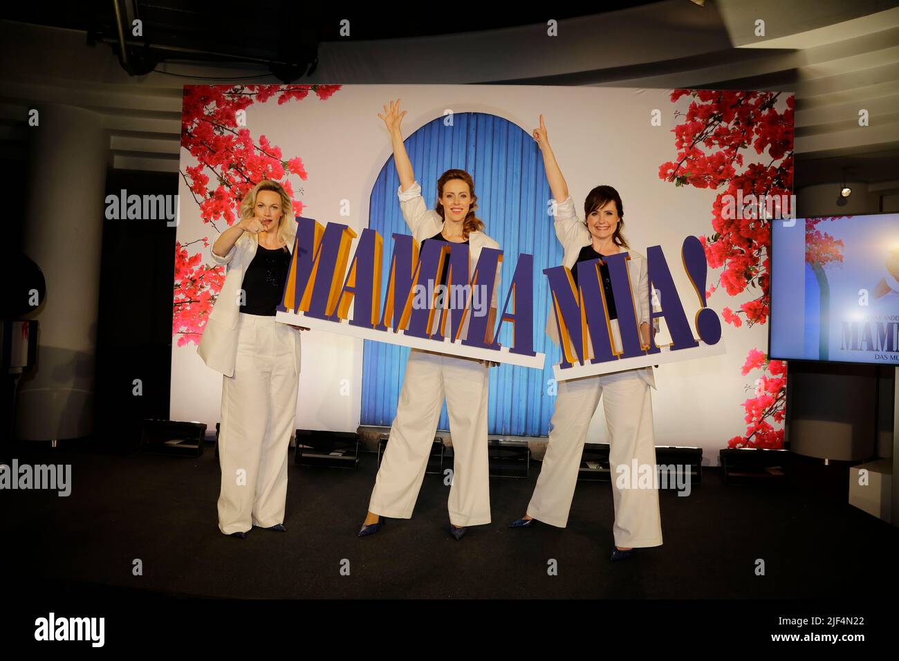 Vorstellung der drei Darstellerinnen des Gesangstrios 'onna und die dinynamos': Jennifer van Brenk, Anna Thorén und Franziska Lessing für das Musical ' Foto Stock