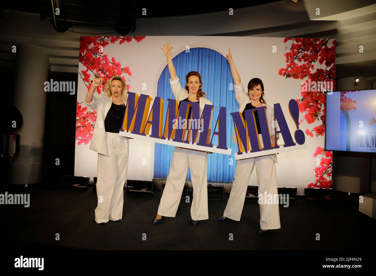 Vorstellung der drei Darstellerinnen des Gesangstrios 'onna und die dinynamos': Jennifer van Brenk, Anna Thorén und Franziska Lessing für das Musical ' Foto Stock