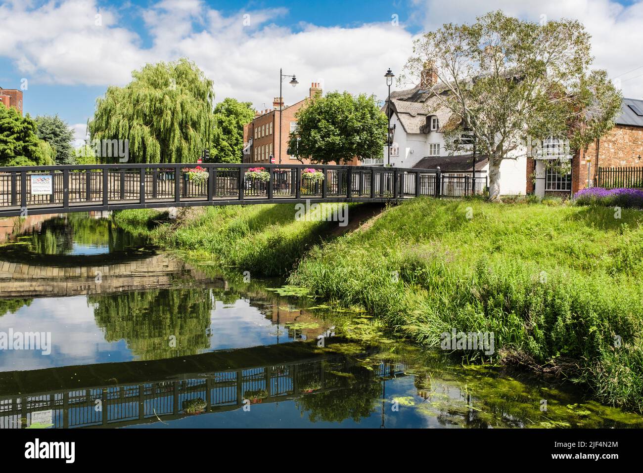 Passerella e ponte vecchio riflessi nel fiume Welland. Spalding, Lincolnshire, Inghilterra, Regno Unito, Gran Bretagna, Europa Foto Stock