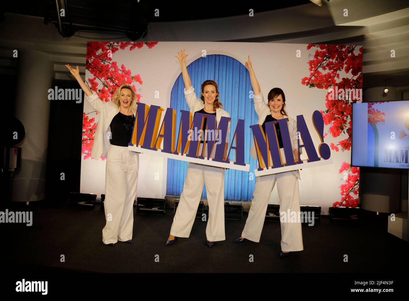 Vorstellung der drei Darstellerinnen des Gesangstrios 'onna und die dinynamos': Jennifer van Brenk, Anna Thorén und Franziska Lessing für das Musical ' Foto Stock