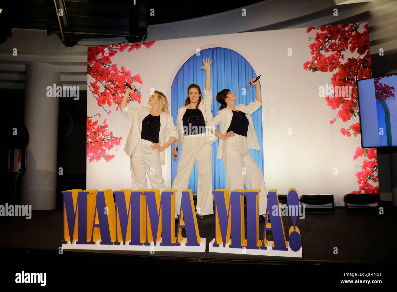 Vorstellung der drei Darstellerinnen des Gesangstrios 'onna und die dinynamos': Jennifer van Brenk, Anna Thorén und Franziska Lessing für das Musical ' Foto Stock