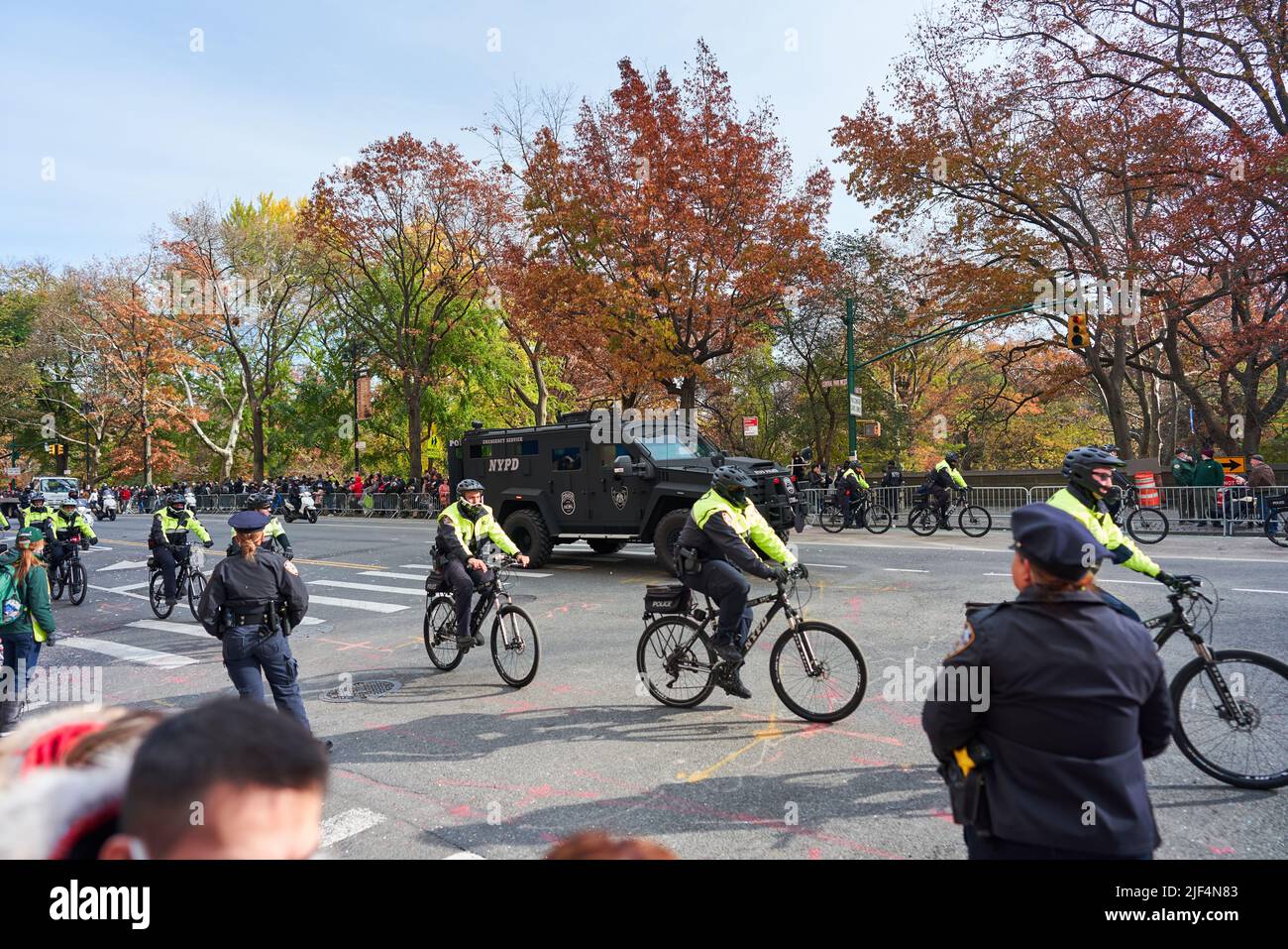 Manhattan, USA - 24. Novembre 2021: Servizio di emergenza NYPD, veicolo blindato pesante. Sicurezza al Thanksgiving Parade a NYC Foto Stock