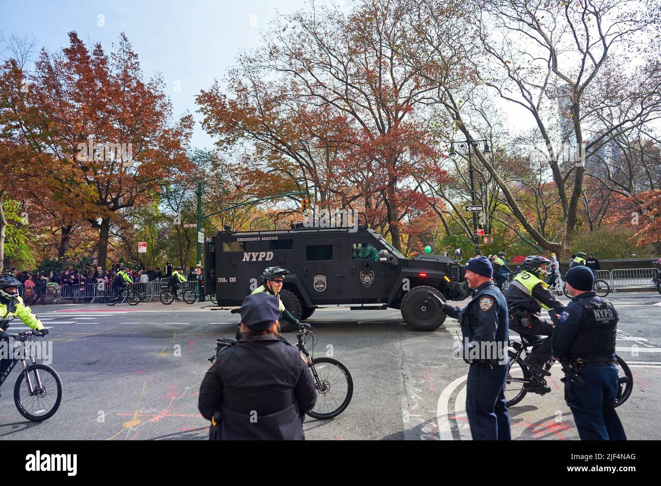 Manhattan, USA - 24. Novembre 2021: Servizio di emergenza NYPD, veicolo blindato pesante. Sicurezza al Thanksgiving Parade a NYC. Carro armato NYPD Tank Foto Stock