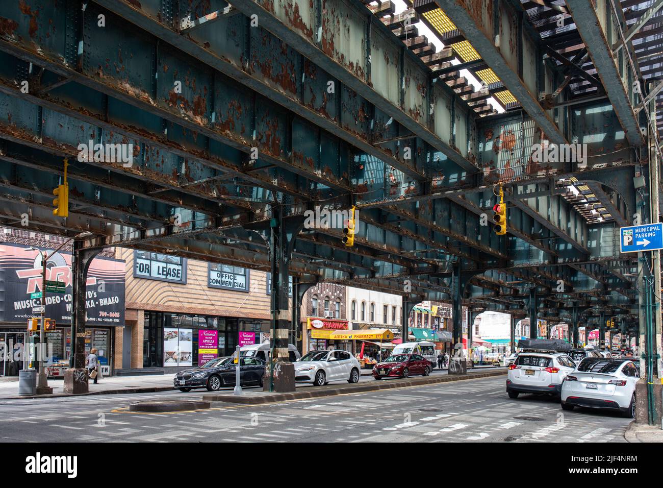 Brighton Beach Avenue sotto la linea della metropolitana sopraelevata nel quartiere di Brooklyn di New York, Stati Uniti d'America Foto Stock