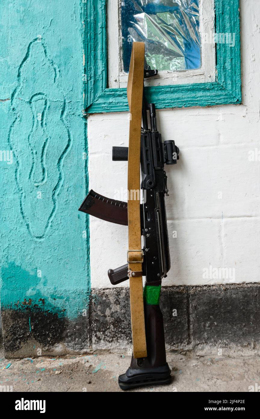 I fucili d'assalto militari ucraini AK 74 del soldato ucraino si appoggiano contro il muro della casa, la guerra in Ucraina, armi e armature in una aba Foto Stock