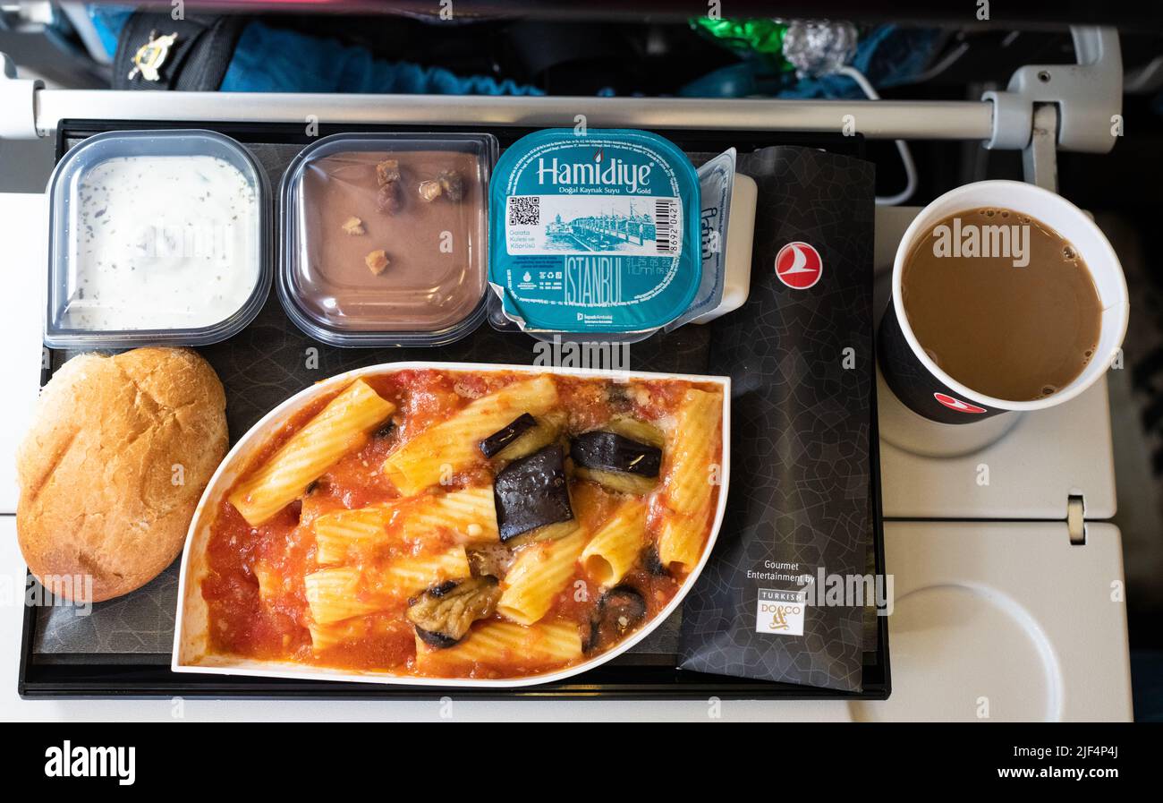 Pasto in volo - vassoio di cibo di classe economica della Turkish Airlines Foto Stock
