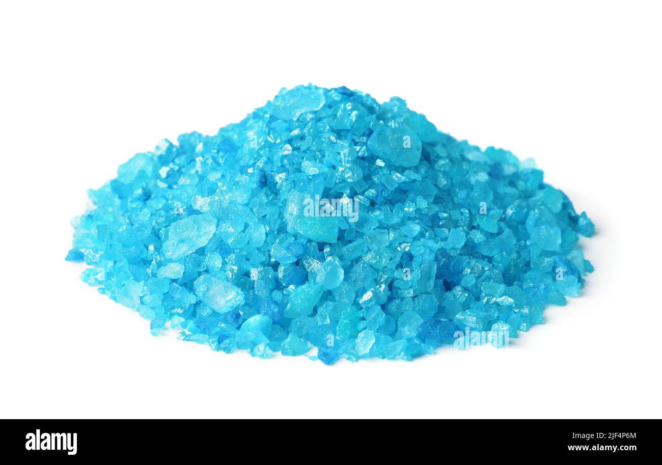 Mucchio di aroma blu bagno di sale marino isolato su bianco Foto Stock